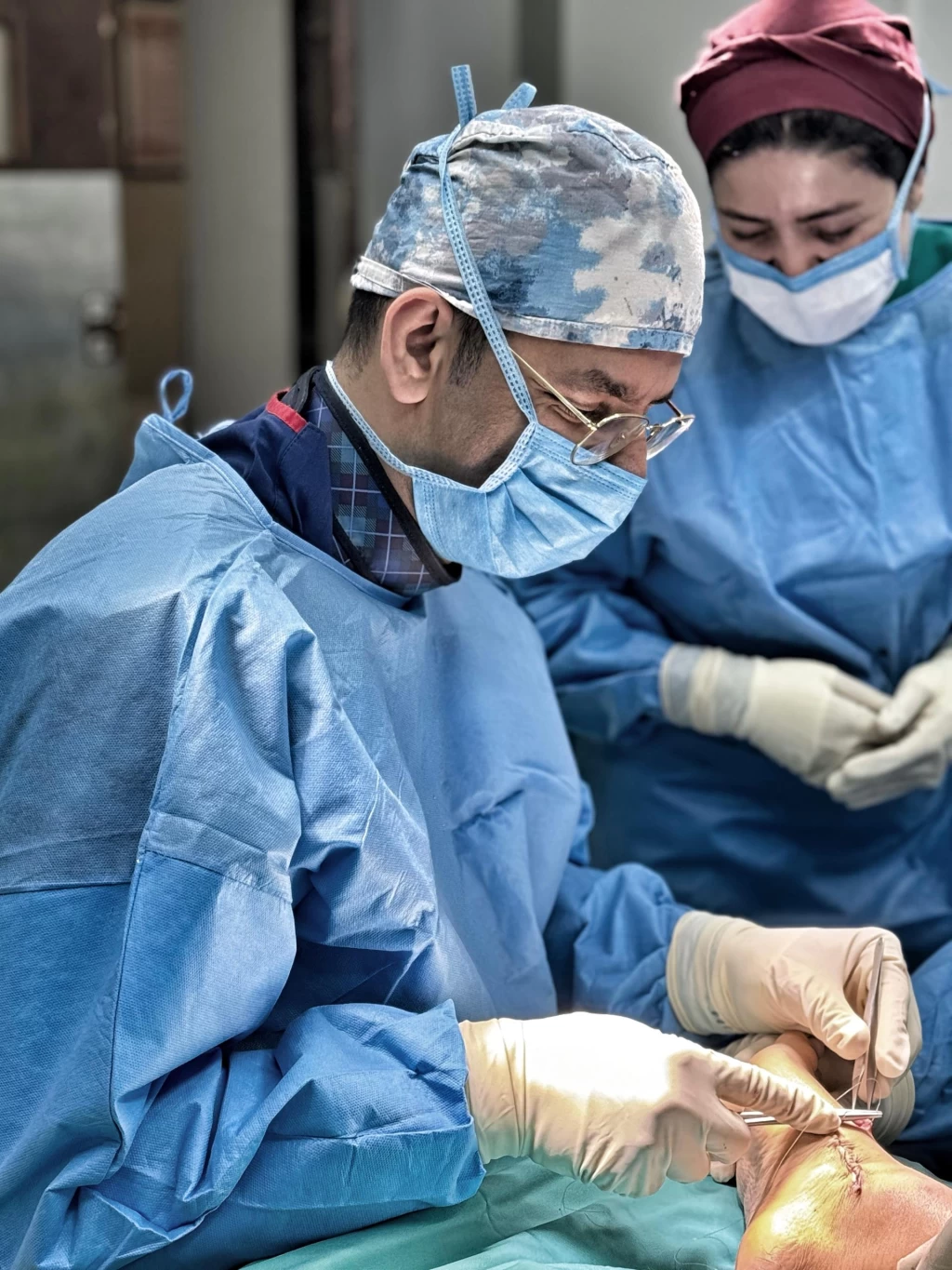 تعویض مفصل زانو؛ مراحل جراحی، مراقبت‌ها و طول عمر مفصل مصنوعی