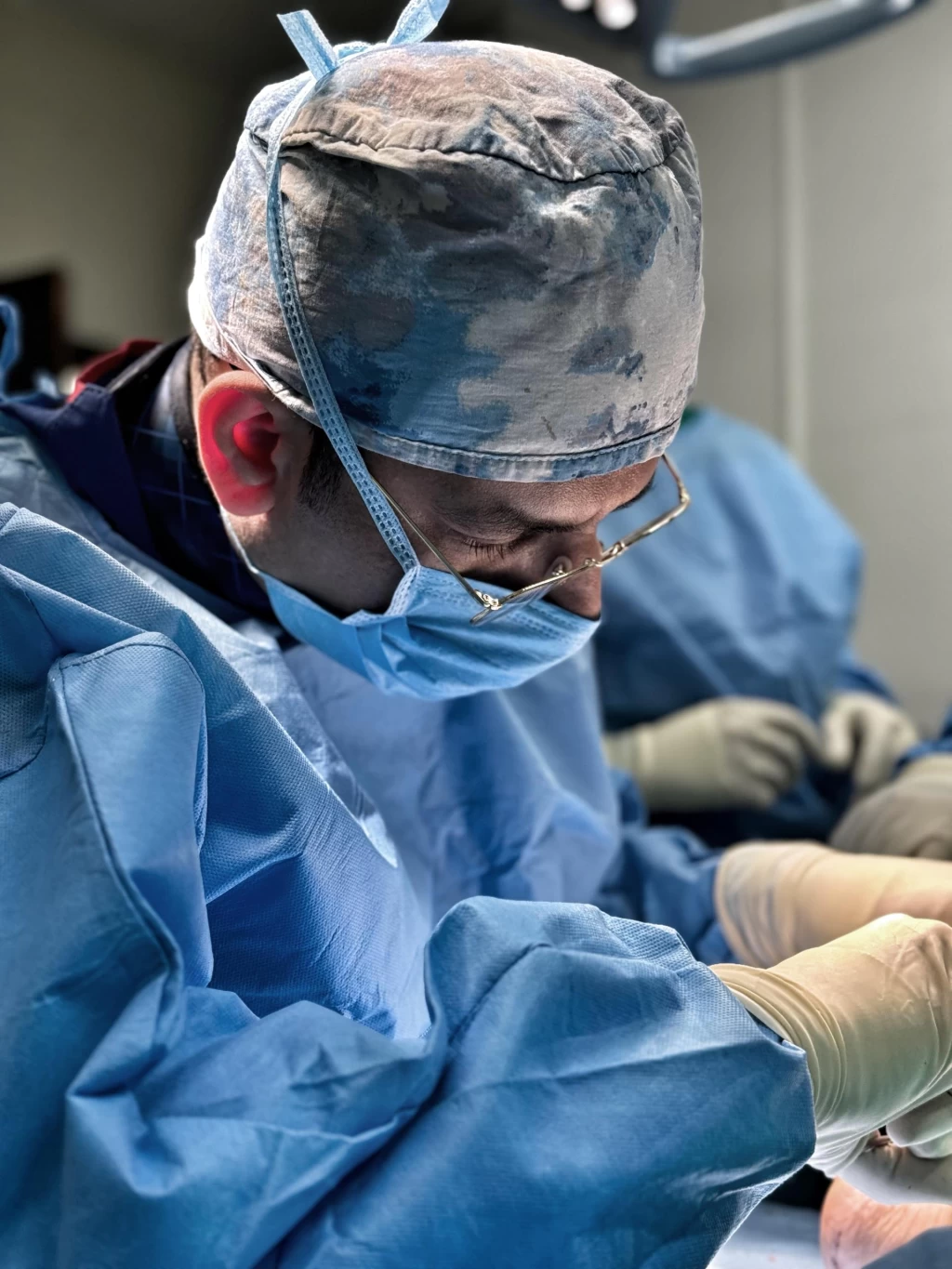 زانو درد؛ بررسی کامل دلایل، انواع و روش‌های درمان خانگی و تخصصی