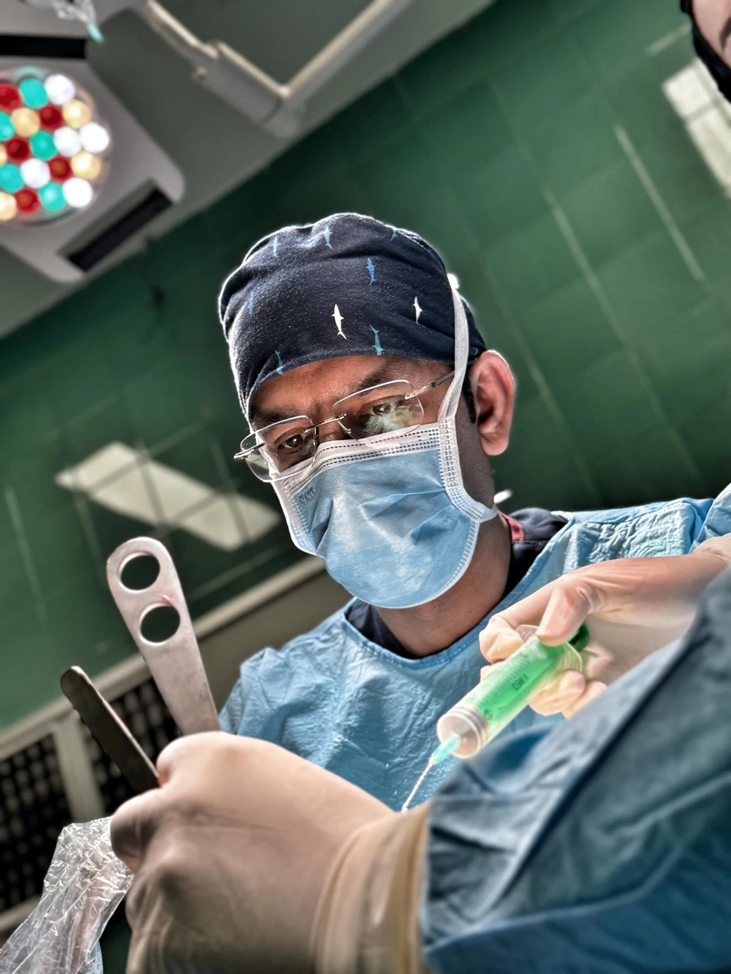 سیاه شدن غضروف پا نشانه چیست؟ | علت نکروز غضروف و روش‌های درمان