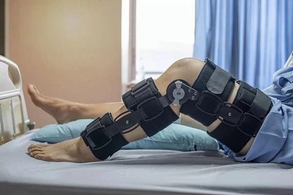 استفاده از بریس عملکردی پس از بازسازی رباط | حمایت مفصل و بهبود ایمن عملکرد زانو
